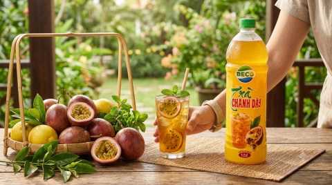 Trà chanh dây đóng chai trong bối cảnh thưởng thức đồ uống trà trái cây
