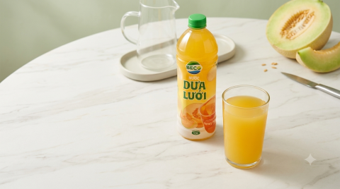 Ly nước dưa lưới trên bàn đá sáng màu trong khung cảnh chuẩn bị đồ uống tại nhà